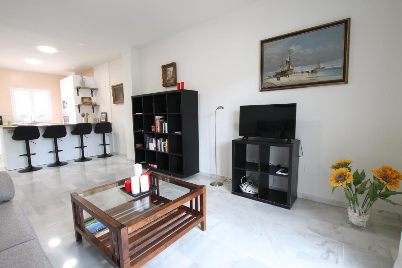 Tess Apartamento Buganvilla Lauro Golf Apartment *